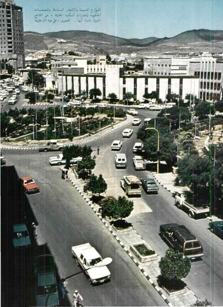 وسط أبها وتبدو عمارة البنك الأهلي قيد الإنشاء